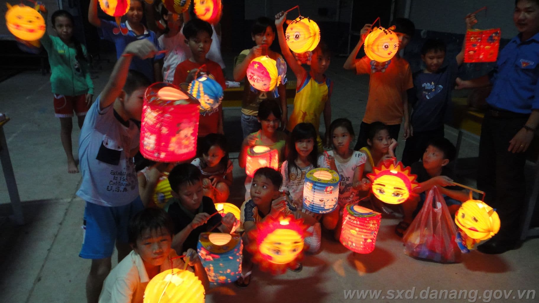 Lồng Đèn Trung Thu Giá Rẻ — Sỉ Tận Xưởng Tân Phú TPHCM