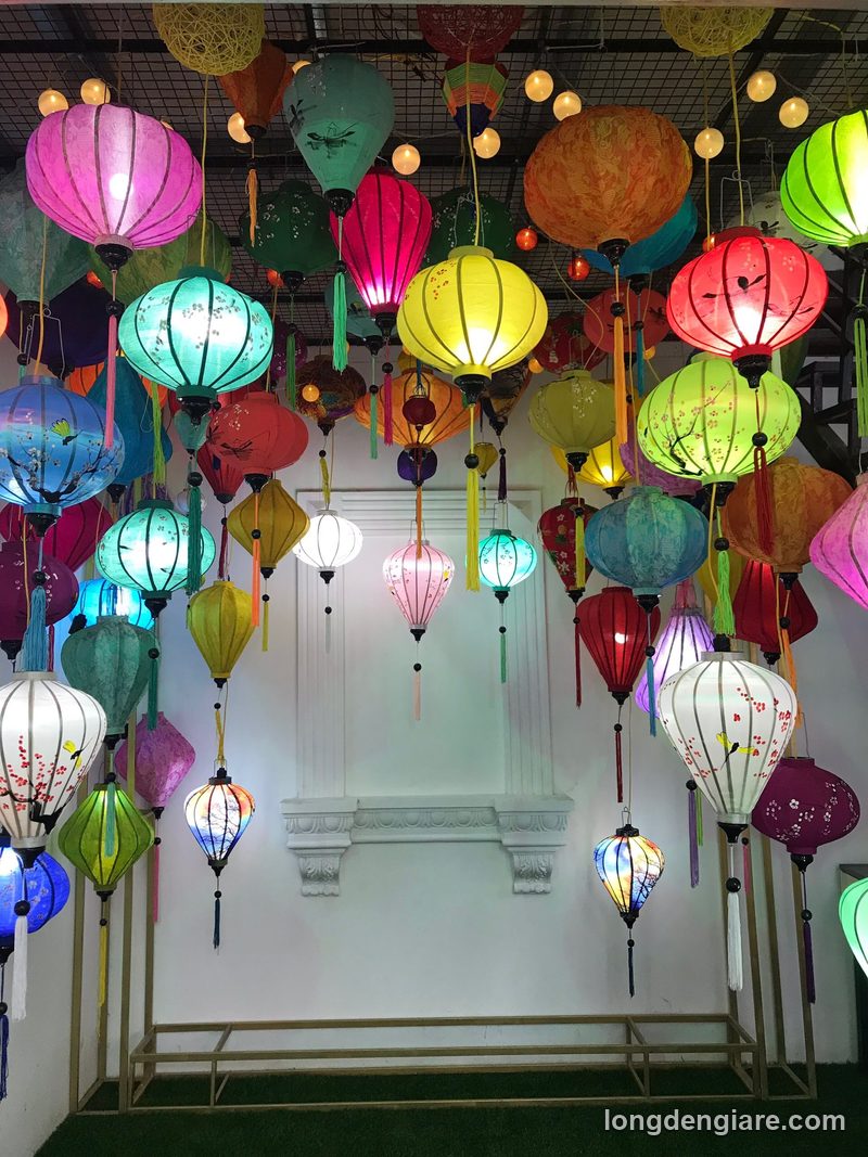 Hành lang trang trí lồng đèn lụa nhiều màu
