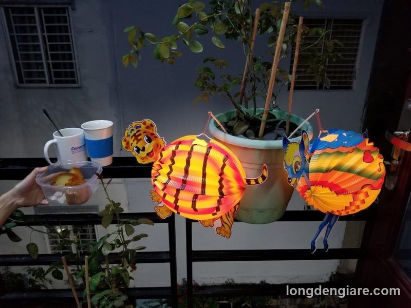 Lồng đèn giấy hình cá treo ban công