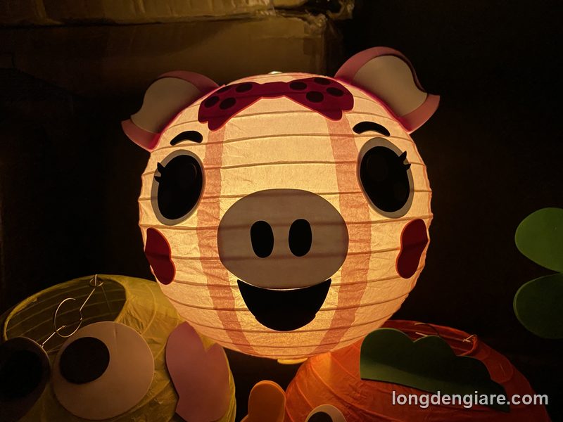 Lồng đèn giấy hình heo thắp sáng