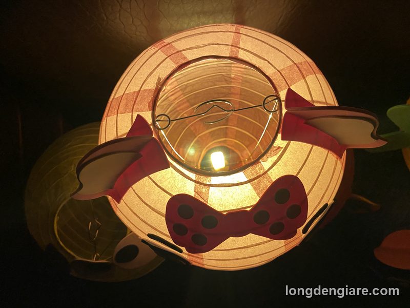 Lồng đèn giấy tròn thắp sáng vàng
