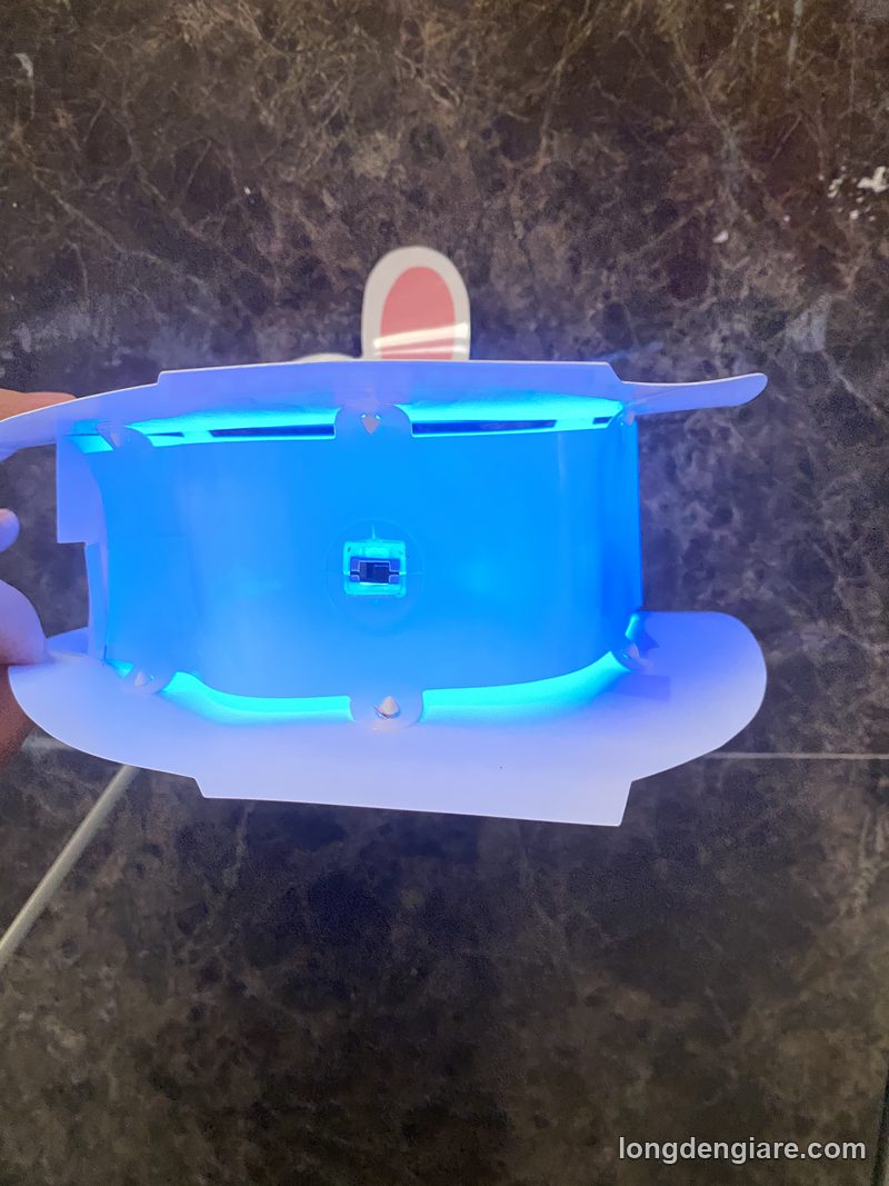 Lồng đèn nhựa thắp sáng xanh dương