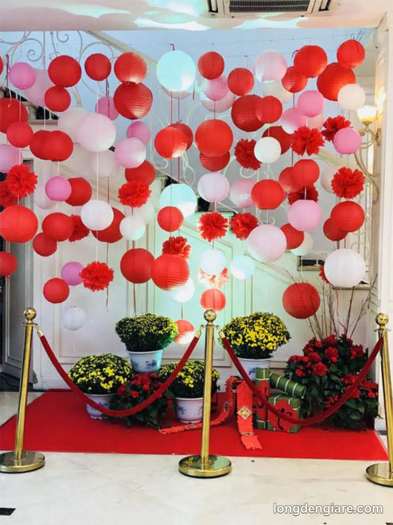 Tường trang trí lồng đèn tròn đỏ trắng