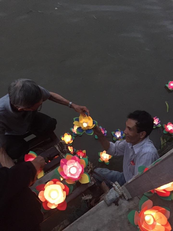 Thả đèn Hoa đăng trên Sông