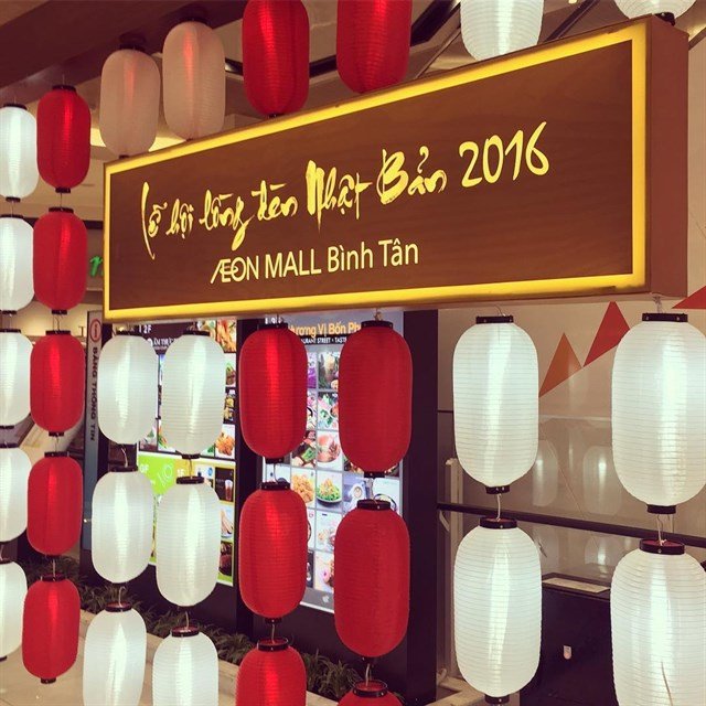 Lồng đèn nhật bản được trang trí tại chuỗi siêu thị Aeon
